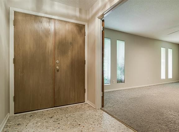 3rd image of 3804 Oak Creek Cir
