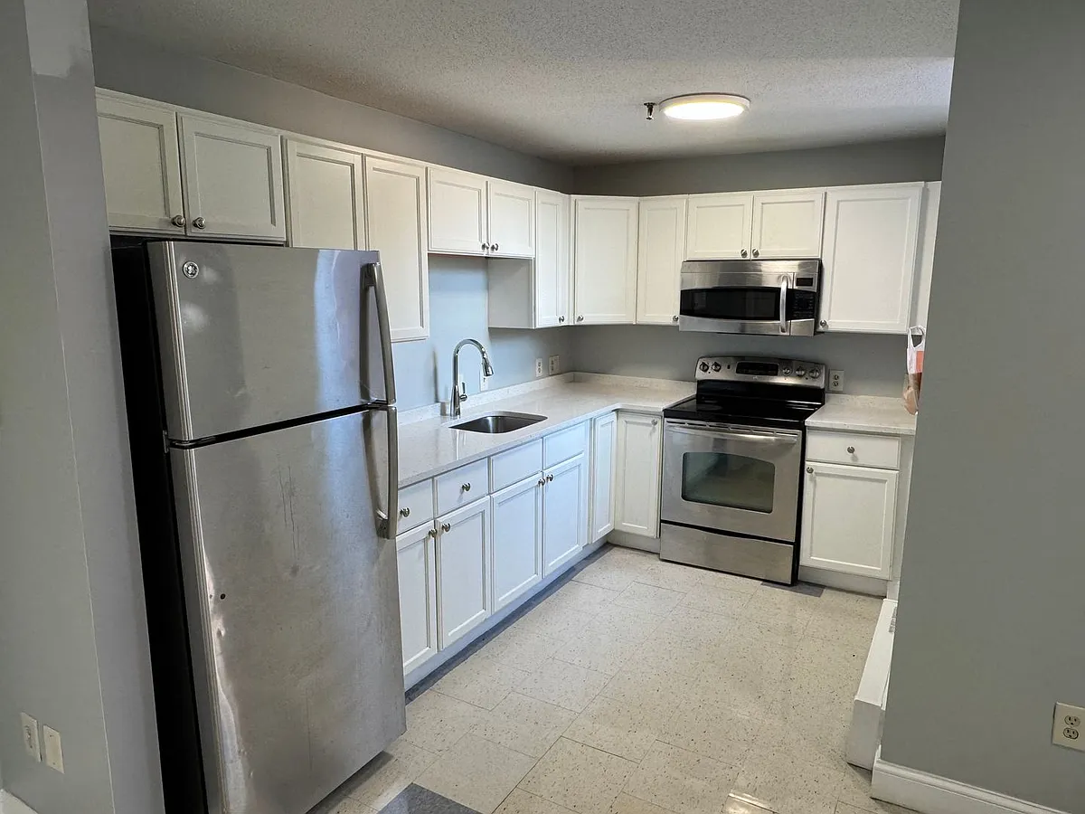 Building Photo - 46 Amesbury St #3A