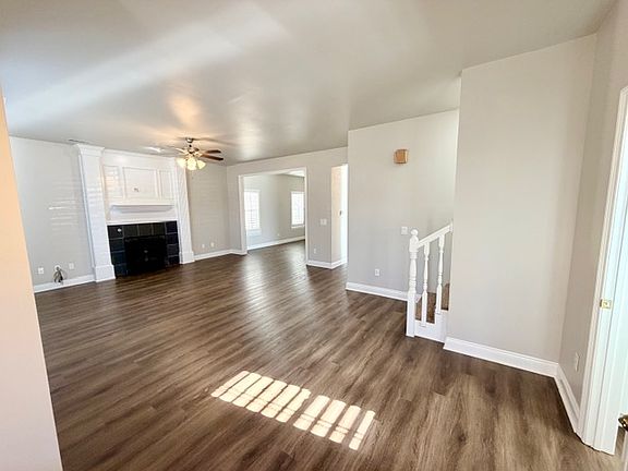 3rd image of 884 N Meadowlands Dr