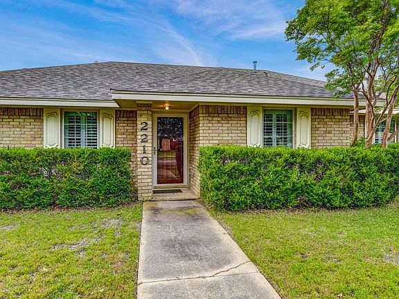 2210+Roundrock+Dr+Carrollton-2-web-003-Front+Exterior-FULL_08262022