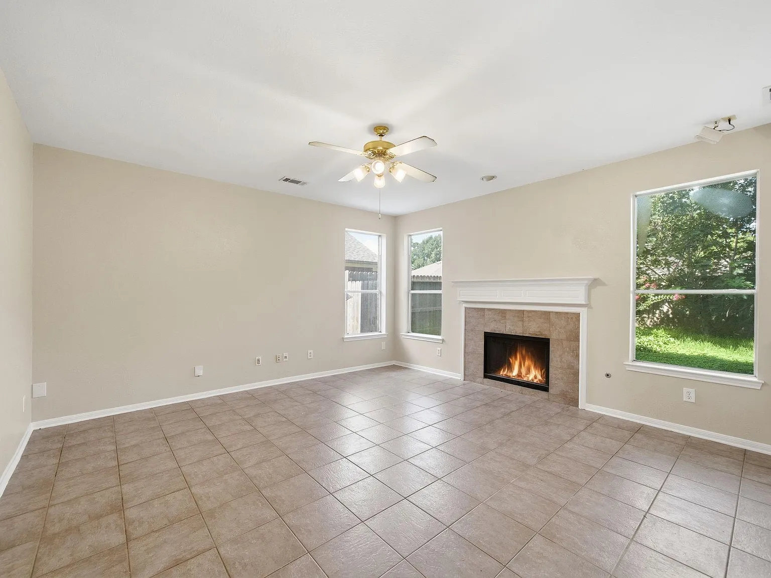 3 bed, 2.5 bath, 2423 sqft, $2,680 — Photo 3