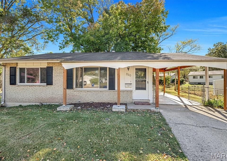 1st image of 220 Versailles Dr