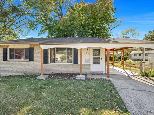 220 Versailles Dr, Florissant, MO 63031