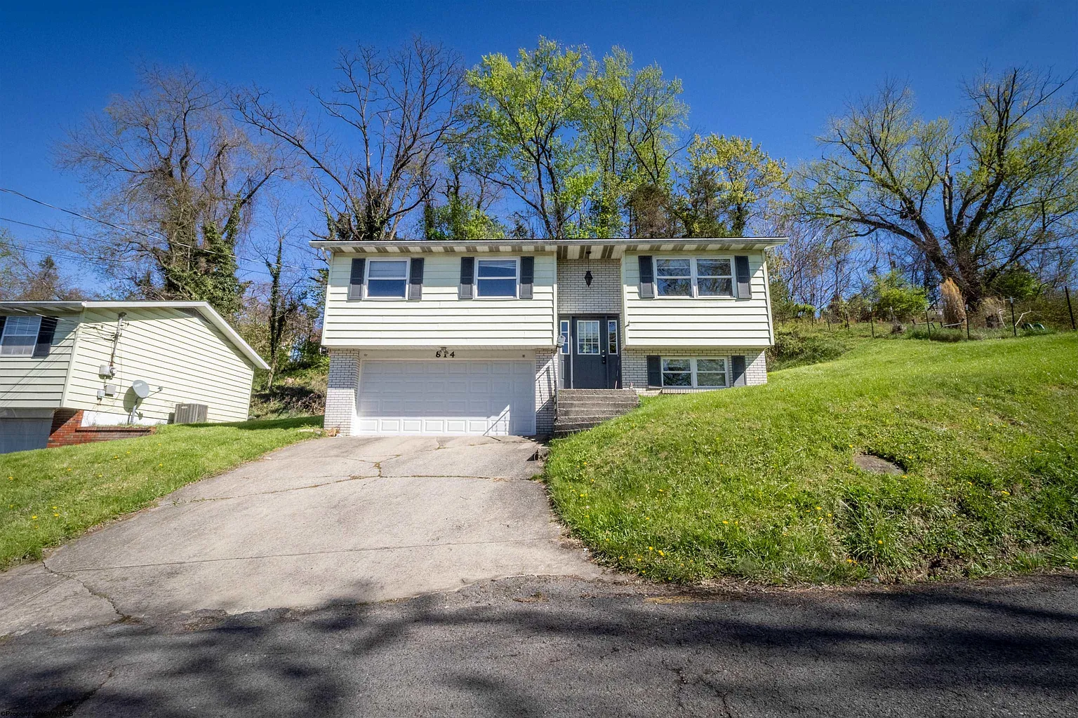 814 Clinton Ave photo 1