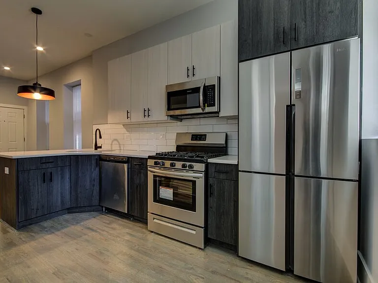 1317 W Erie St #1R — Photo 5