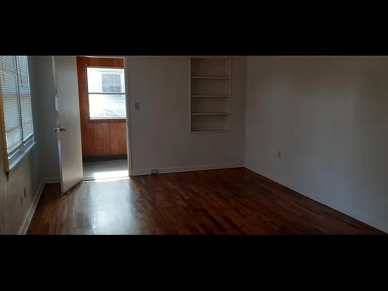 2425 Howe Ave — Photo 4