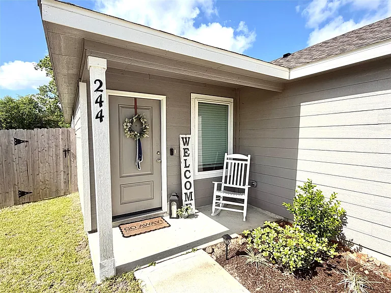 244 Houston Ave — Photo 3