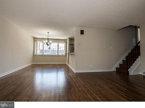 4th image of 1041 Camas Dr