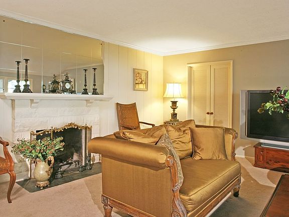 4th image of 940 Delinda Ln