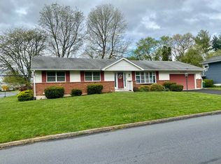 1398 Walnut Ln, Macungie, PA 18062
