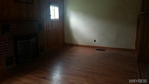 2nd image of 863 N Main St
