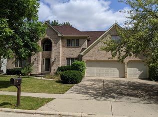 912 S Whispering Hills Dr, Naperville, IL
