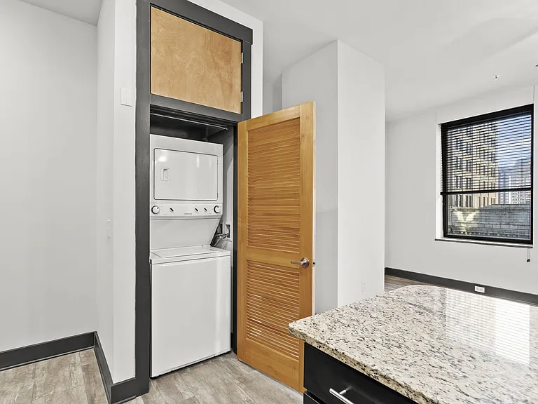8th and Main - All Utilities Included — Photo 10
