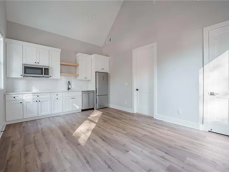 606 Glenwood Pl SE #A — Photo 2