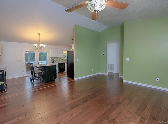 5th image of 105 Westscott Dr