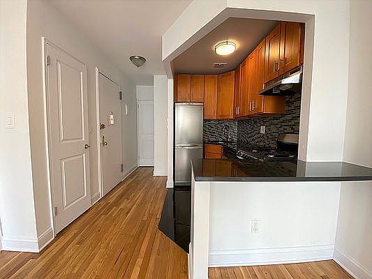 3rd image of 33 W 87th St #3S