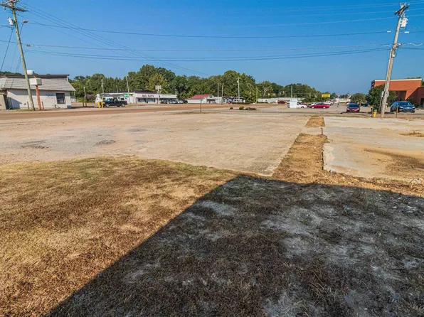 305 E Poplar Ave, Selmer, TN 38375