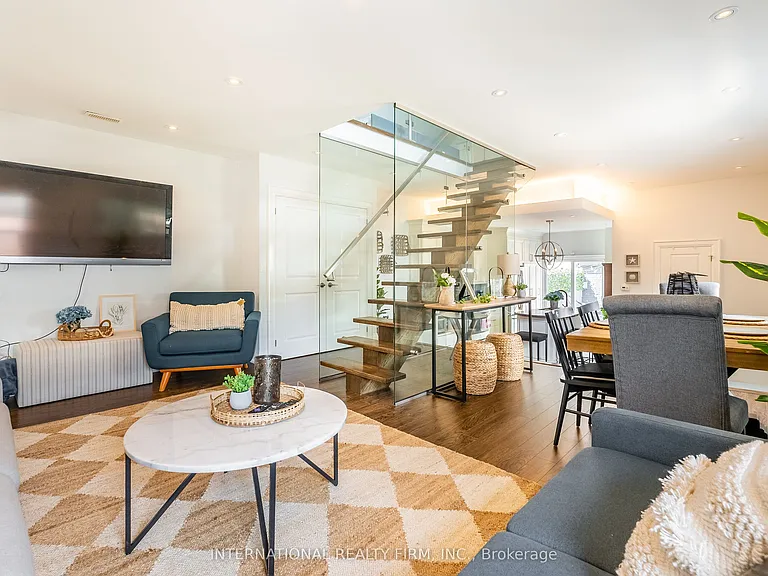 2256 Queen St E #1 — Photo 3
