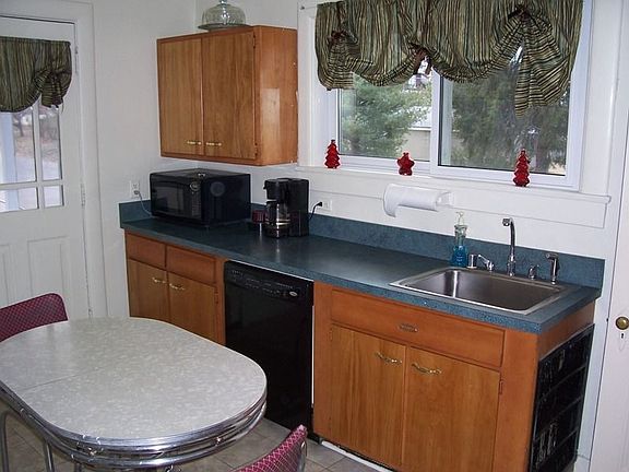 3rd image of 848 Fetter Ave