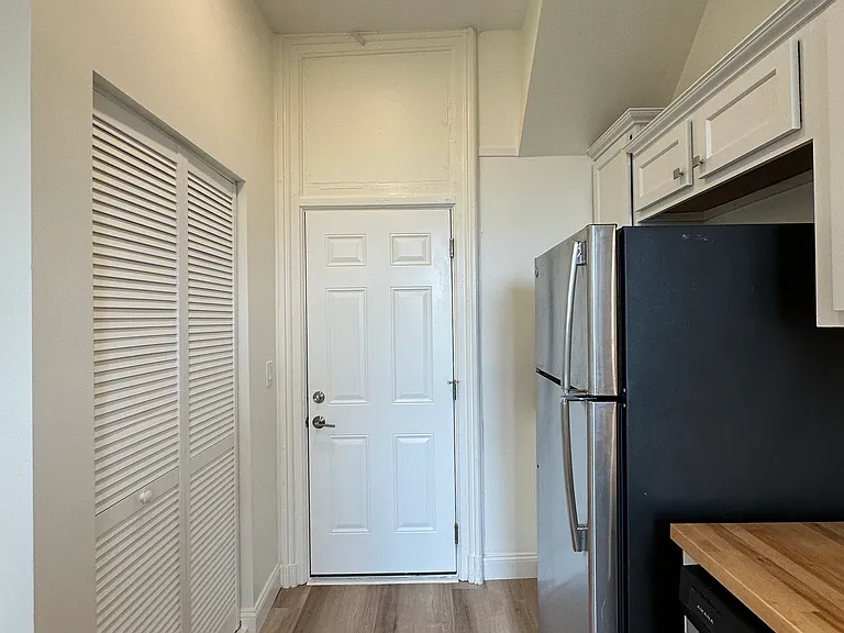 930 Summit Ave #1 — Photo 4