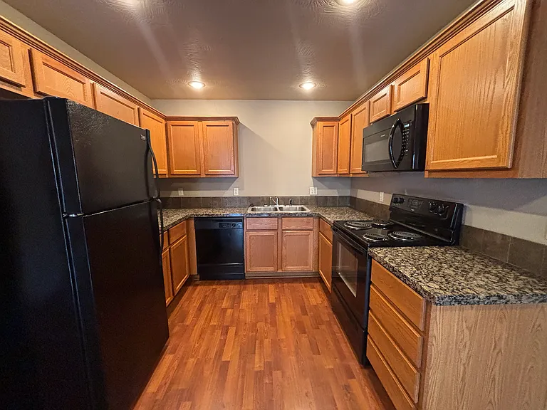 182 W Nicholas St — Photo 4