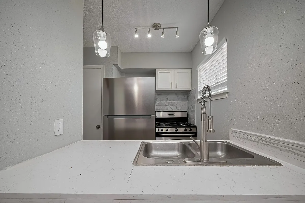 Kitchen with new appliances - Mangum Oaks