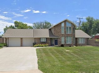 220 N 11th St, Hebron, NE 68370