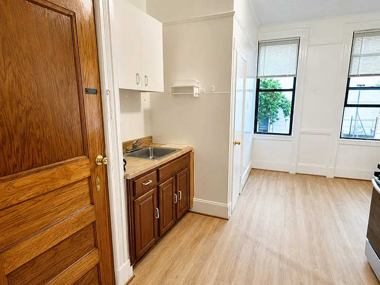 313 Onderdonk Ave #2B — Photo 2