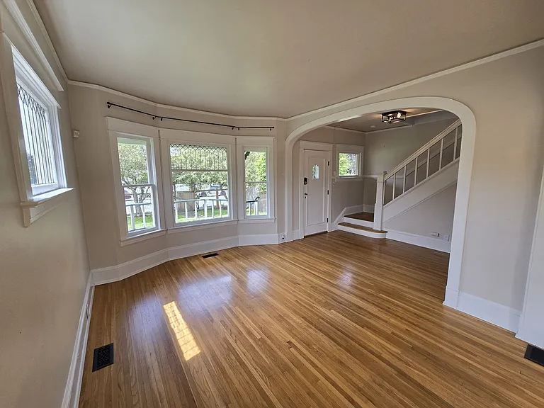 1631 Oakes Ave — Photo 2