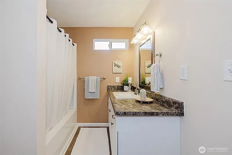 3 bed, 2000 sqft, $2,500 — Photo 2