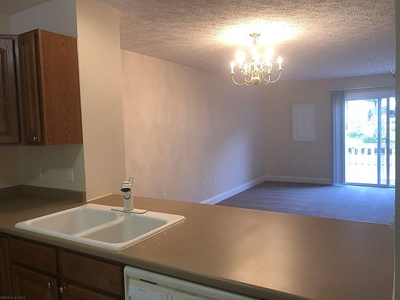 3rd image of 585 Oaktree Blvd