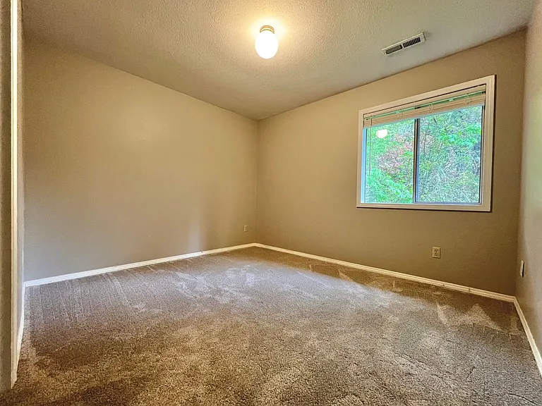 Remodeled 3BR in Mountain Park | Primary Suite + Deck | Lake Oswego — Photo 15