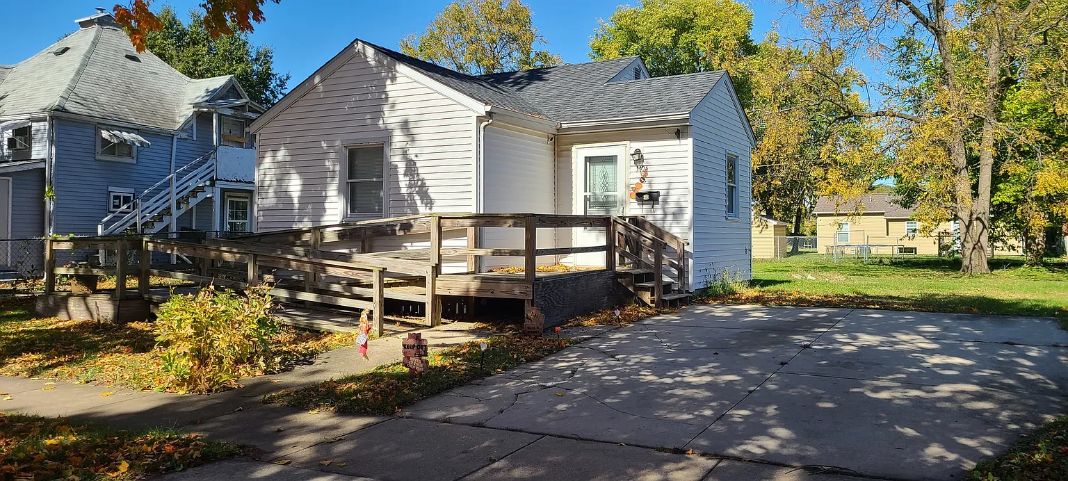 1404 W Beech St photo 1