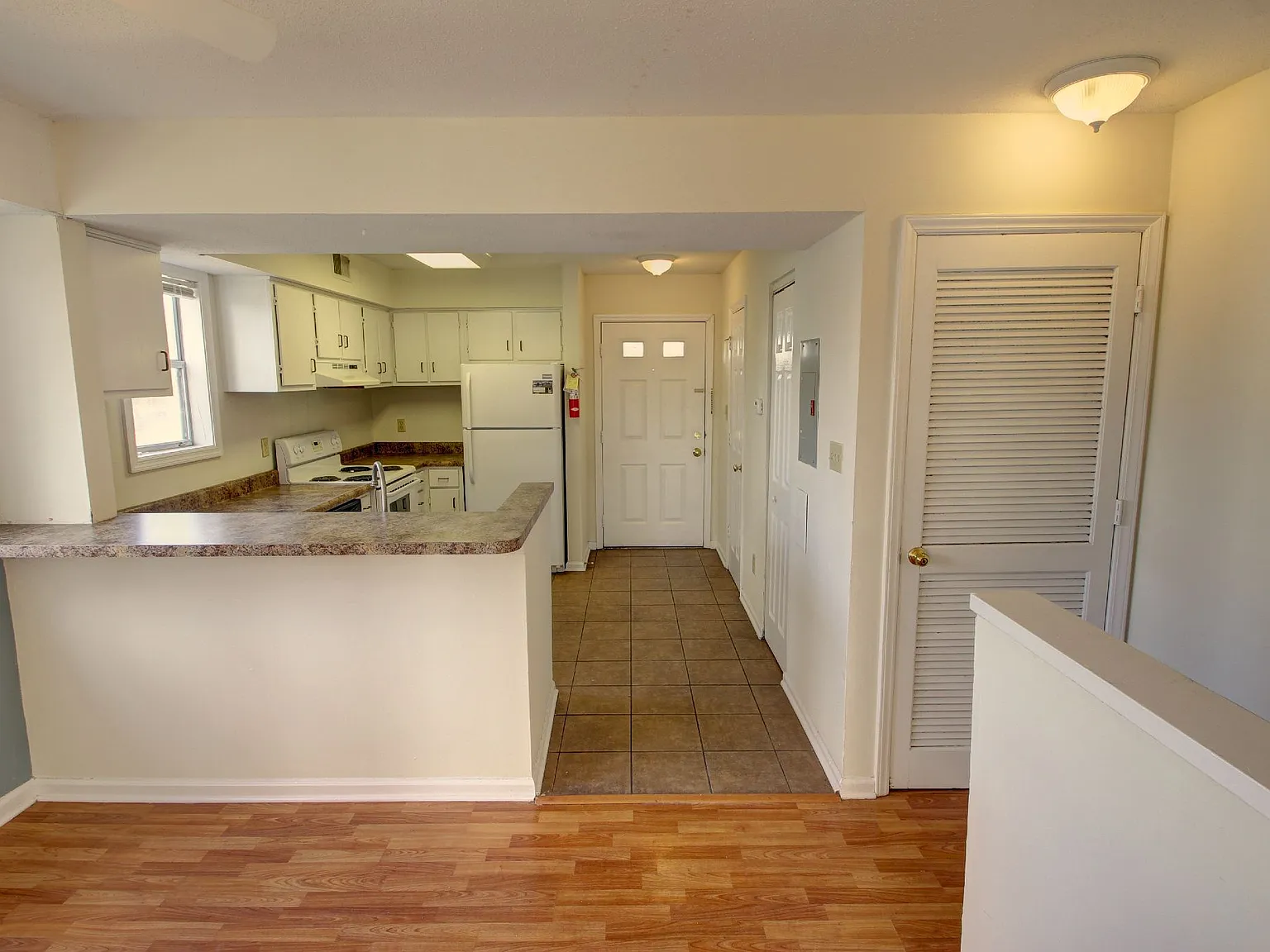 3 bed, 3.5 bath, 1700 sqft, $1,795 — Photo 4
