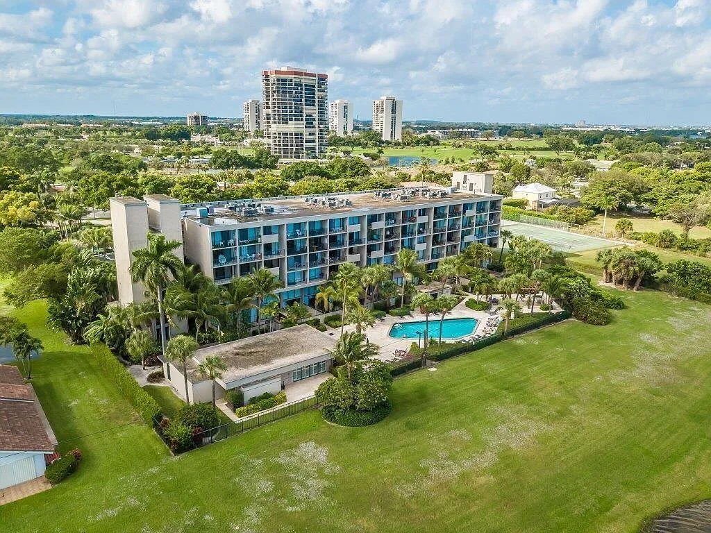 1 bed, 1.5 bath, 769 sqft, $2,100 — Photo 1
