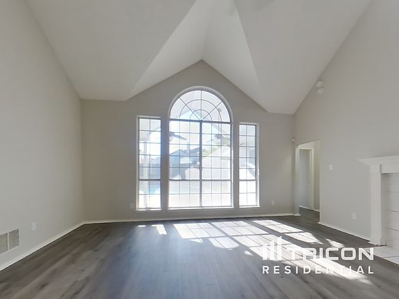 3rd image of 204 E Lynn Creek Dr