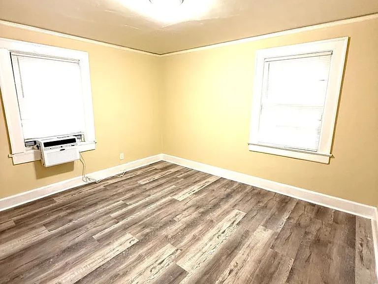 2122 Windsor Ave — Photo 5