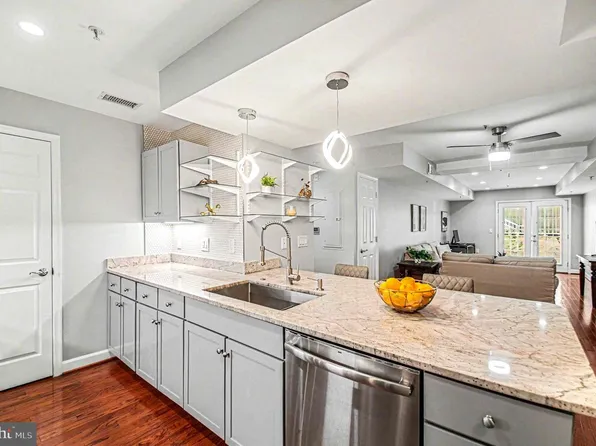 4189 S Four Mile Run Dr Unit 101, Arlington, VA 22204