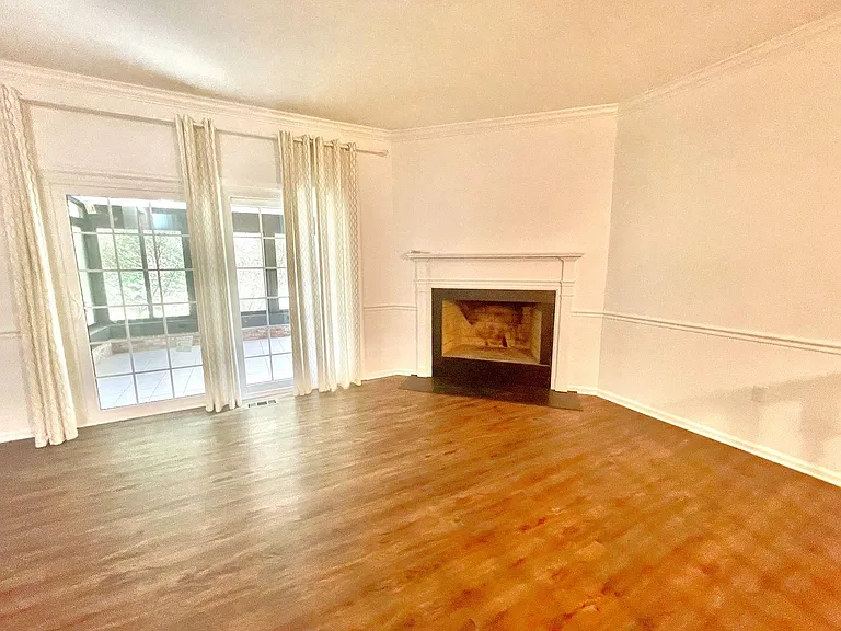 1010 River Oaks Dr — Photo 4