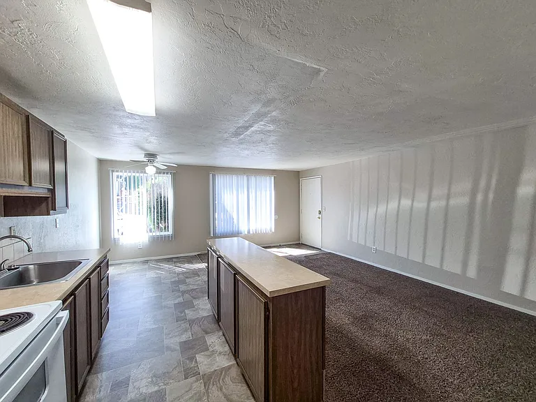 Colonial Apartments — Photo 25