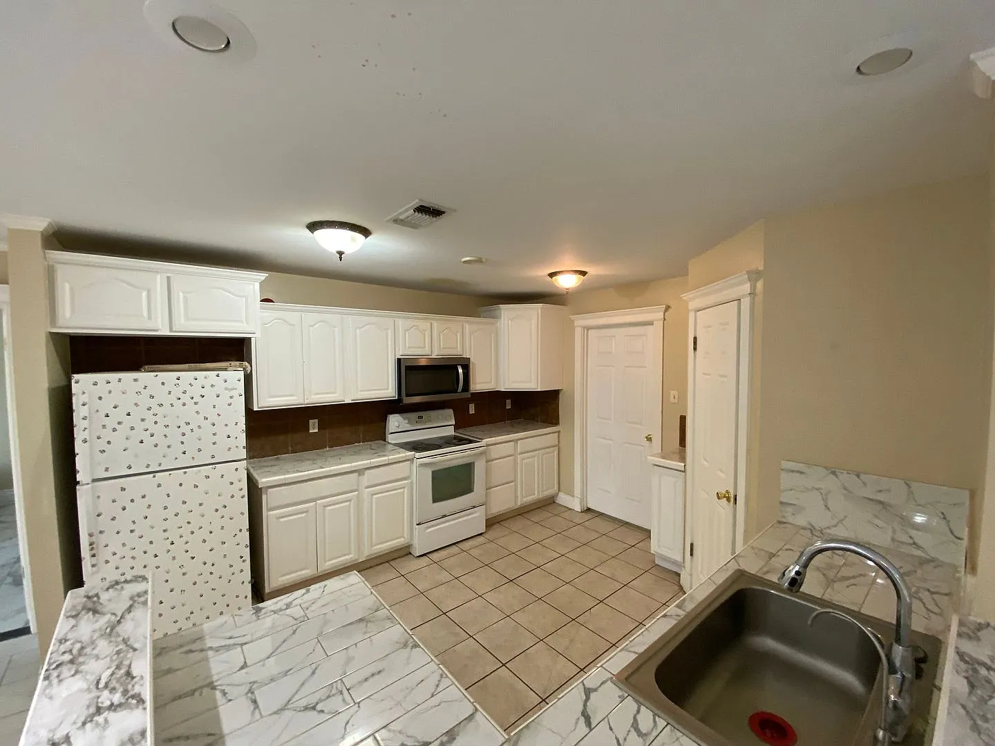 Discover your perfect 3 bedroom, 2 bath home in The Bluffs! — Photo 4