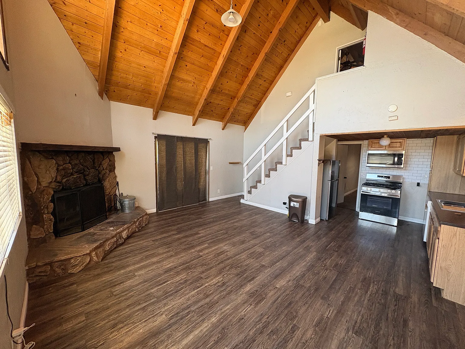 858 Pine Ln — Photo 2