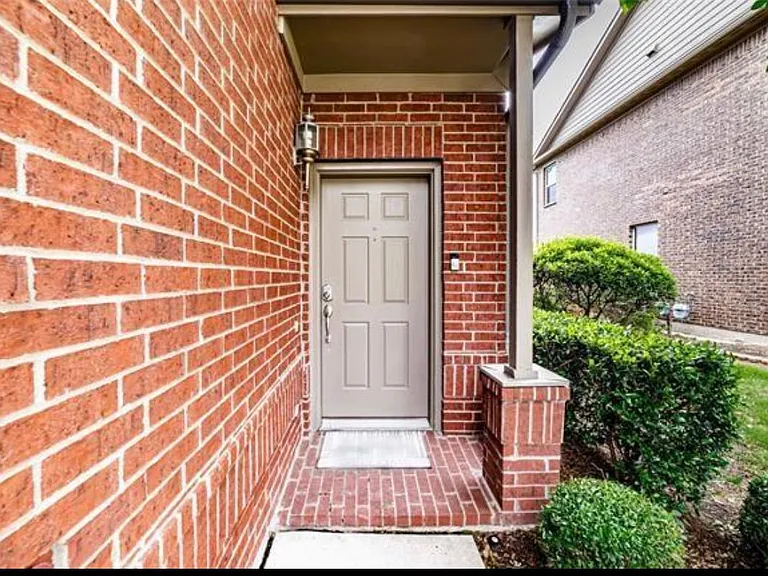 460 Hunt Dr — Photo 4