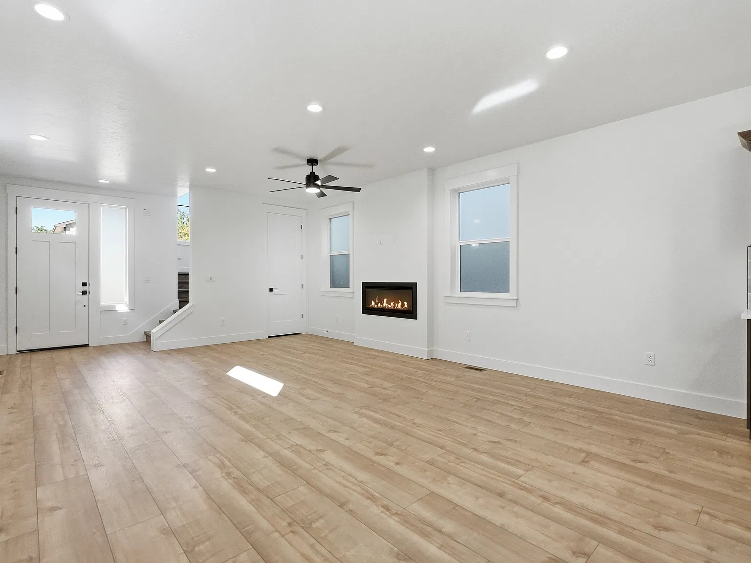 4 bed, 4.5 bath, 1945 sqft, $3,500 — Photo 3