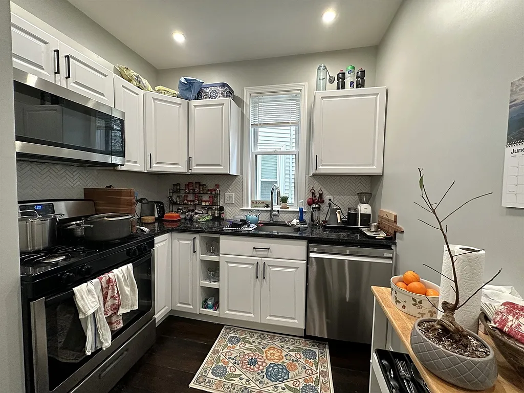 3 bed, 1.0 bath, 1100 sqft, $3,400 — Photo 2