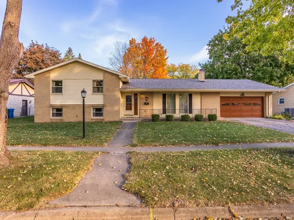 11 W Manor Dr, Pontiac, IL 61764