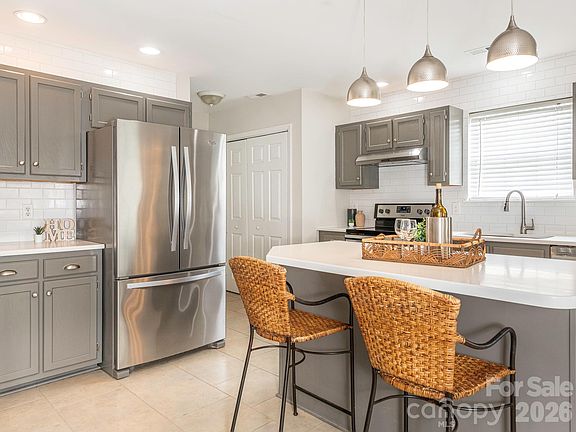 5th image of 1037 Ridgefield Cir