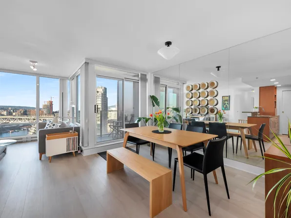 455 Beach Cres #2105, Vancouver, BC V6Z 3E5