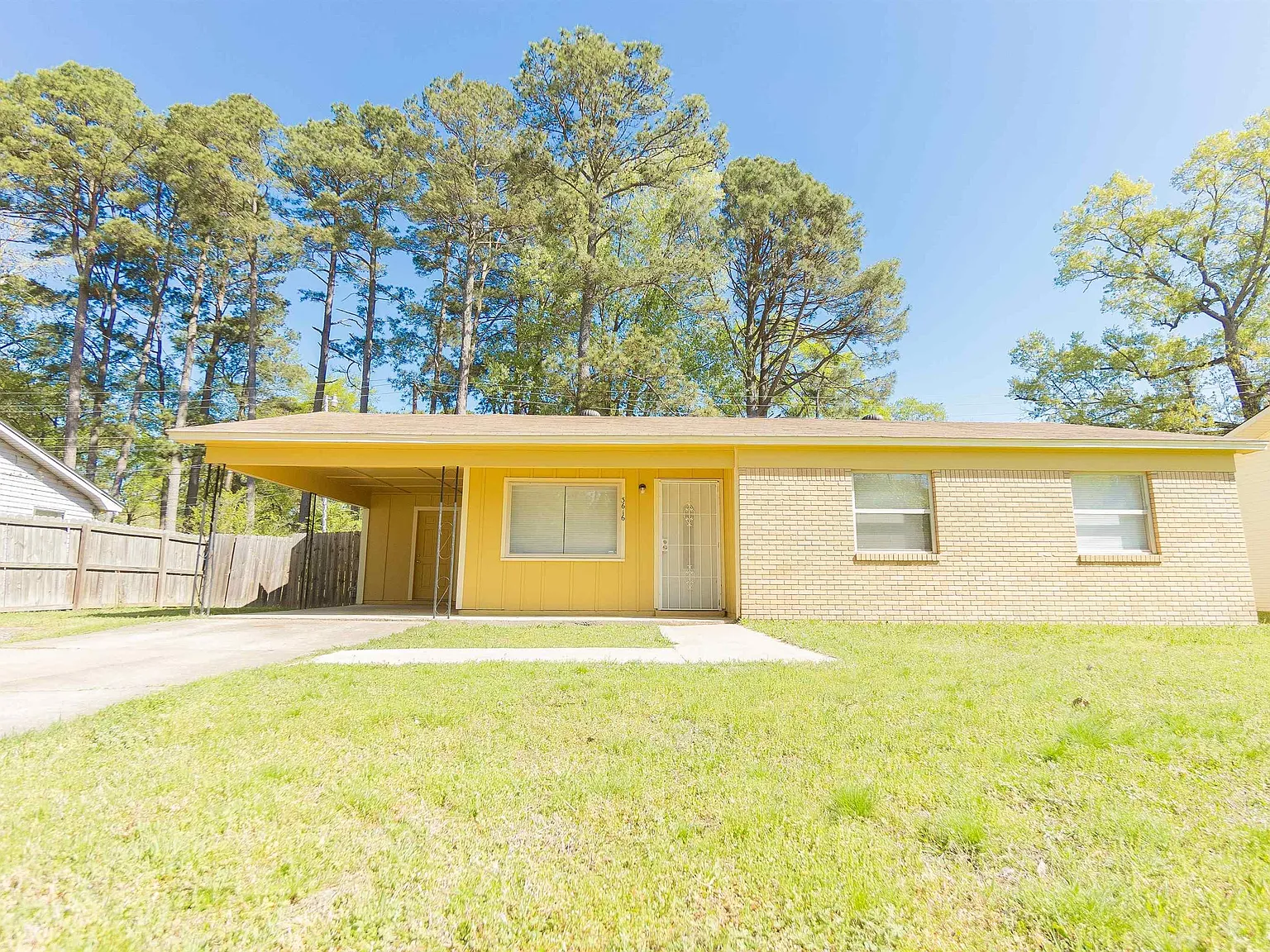 3 bed, 1.0 bath, 1008 sqft, $1,095 — Photo 1