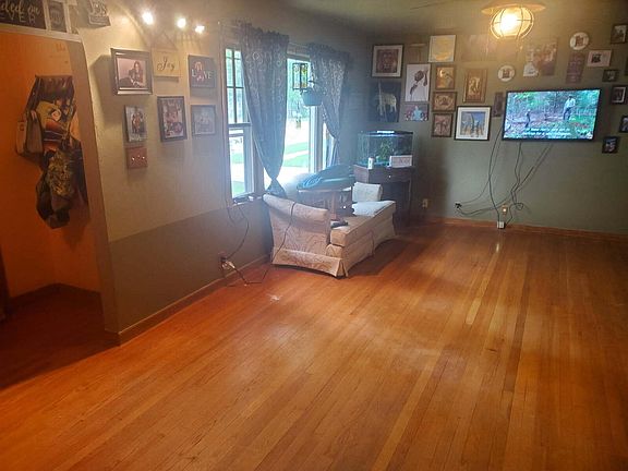 5th image of 403 W Elm St